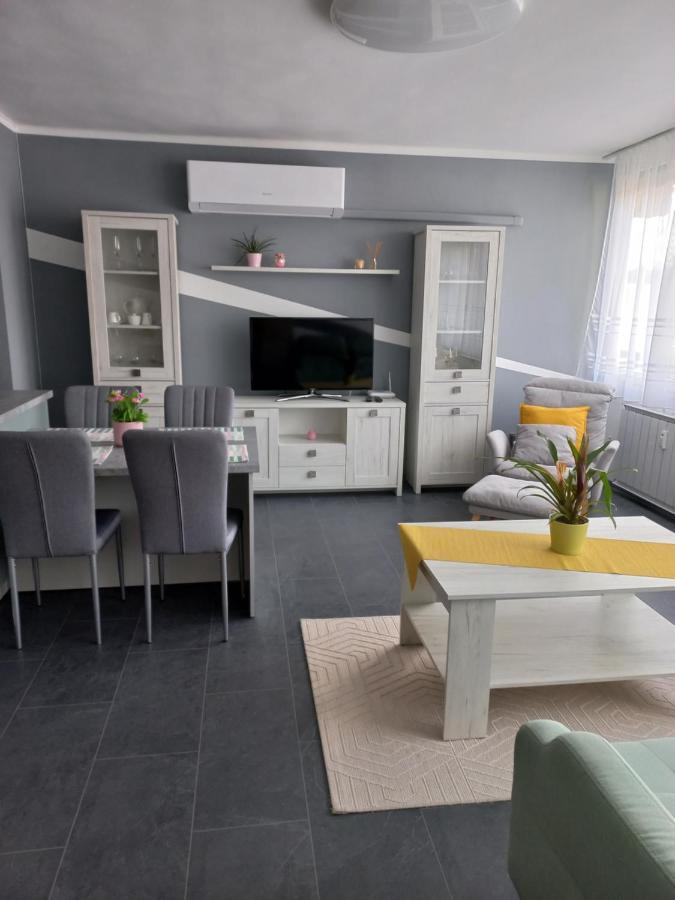 Krisztina Apartman Appartement Salgótarján Buitenkant foto