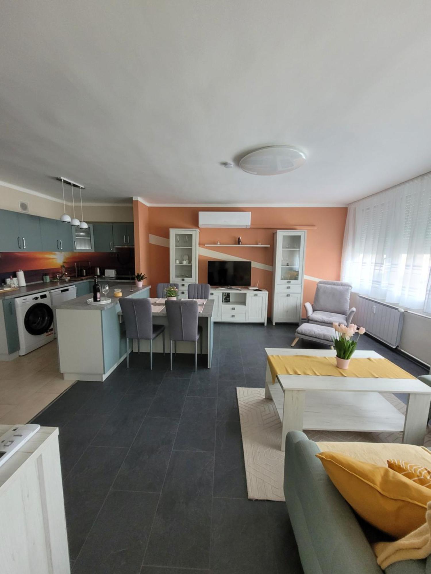 Krisztina Apartman Appartement Salgótarján Buitenkant foto