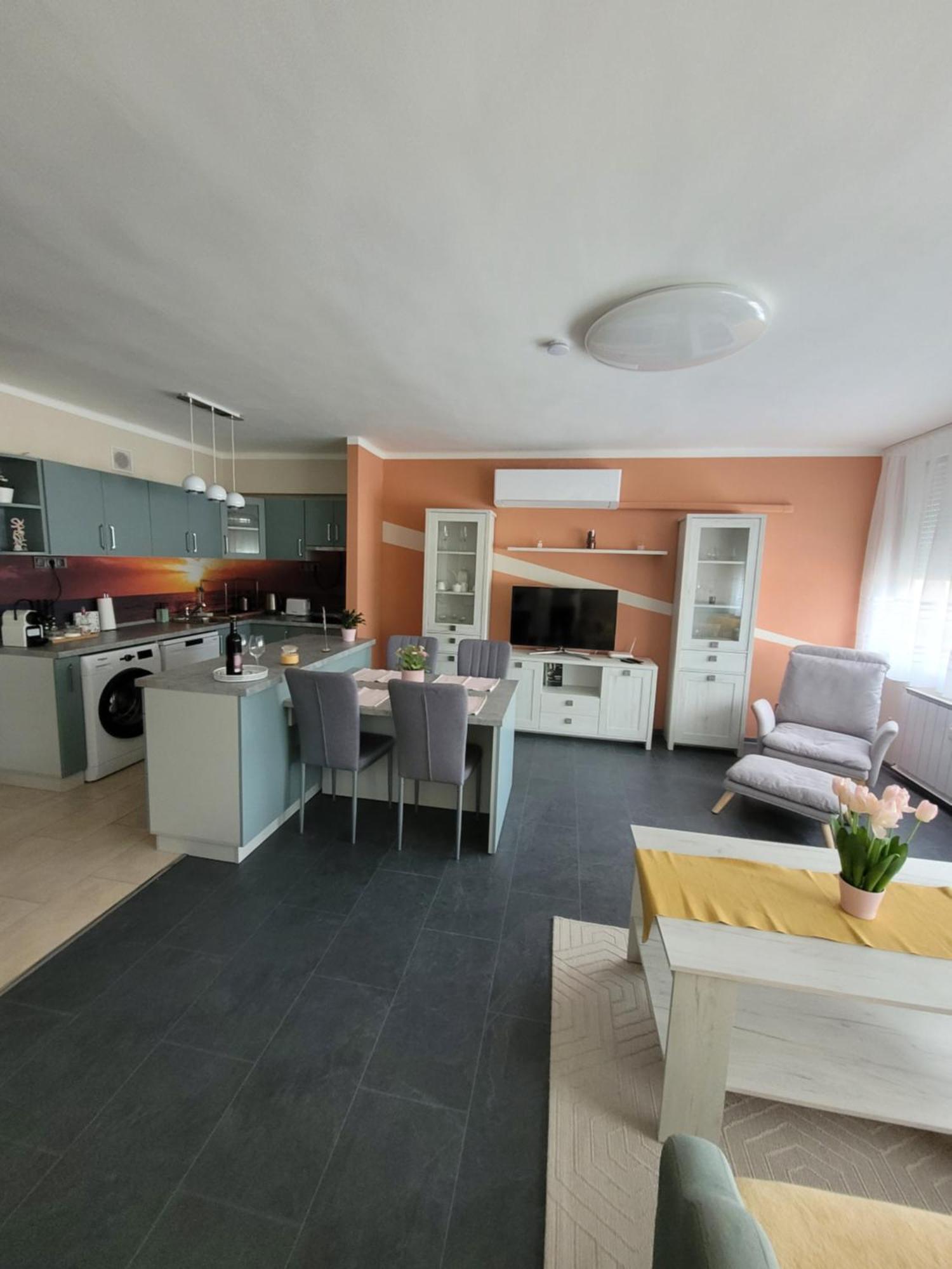 Krisztina Apartman Appartement Salgótarján Buitenkant foto